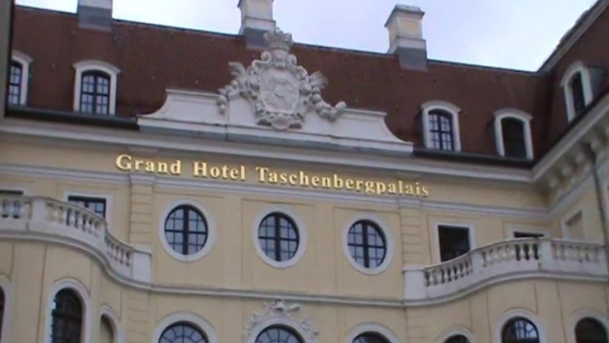 Dresden Luxushotel Taschenbergpalais Kempinski von aussen Dresden Sachsen Staedtereise Luxushotel Semperoper Onlinebuchung im Reisebüro Fella Hammelburg @ http://vip-reisen.de Tel. 09732-2600 Email info@fella.de ab 18.30 Uhr und am Wochenende unter 0171-2