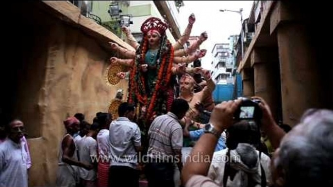 Lifting goddess Durga on truck: Kolkata Durga puja