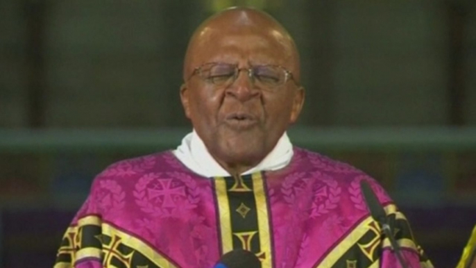 Archbishop Desmond Tutu prays for Mandela's family