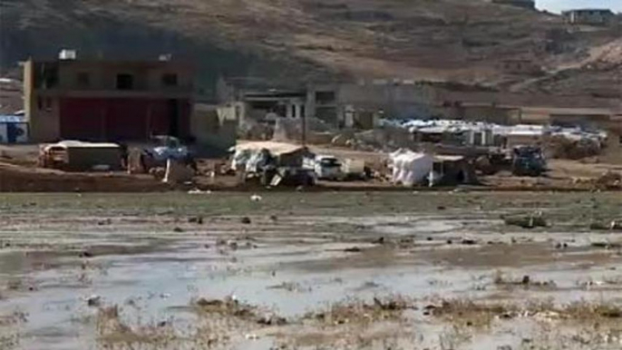 Syrian refugees flee fighting in Qalamoun