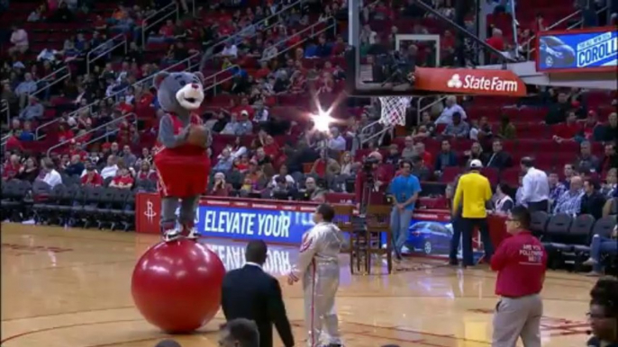 Une mascotte de Basket-ball marque un panier de dingue... A voir!