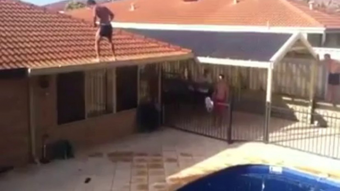 Un backflip de fou du toit dans la Piscine !!