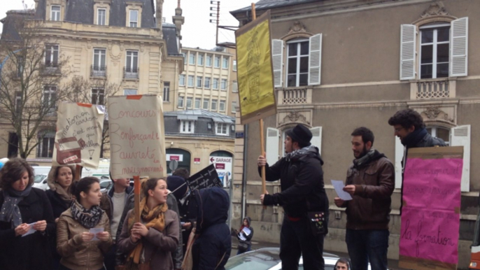 Les futurs enseignants manifestent à l'inspection académique