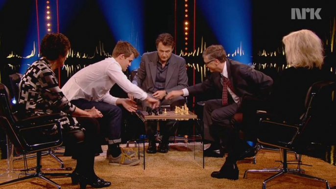 Skavlan Magnus Carlsen VS Bill Gates - Une parti d’Échecs de 90 sec!