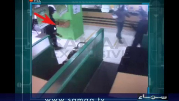 SAMAA TV gets CCTV footage of bank robbery in Karachi