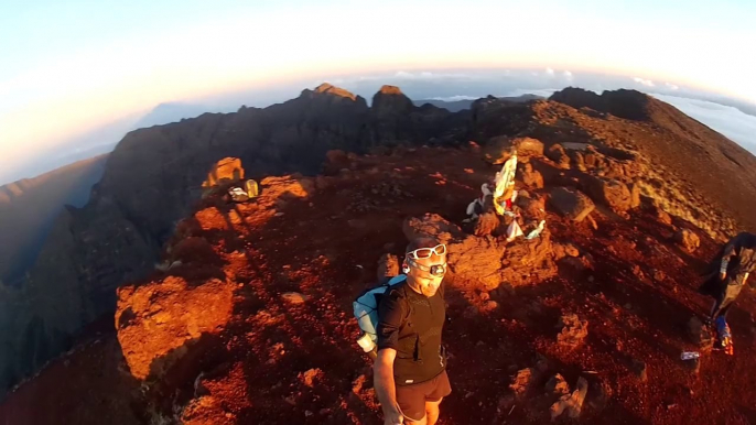 VOL PARAPENTE DU PITON DES NEIGES ILE DE LA REUNION/--/PARAGLIDING FLIGHT FROM PITON DES NEIGES REUNION ISLAND