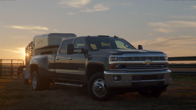 Chevrolet réunit des vaches et leur taureau! Publicité "Romance" Super Bowl 2014