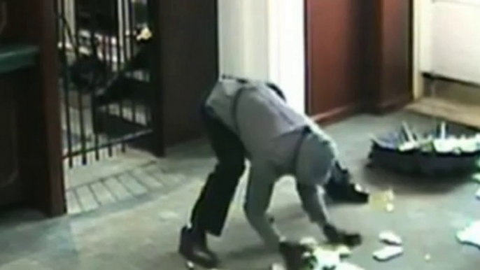 Bank robbery fail: Suspect drops thousands of dollars