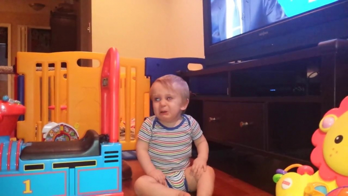 Un bébé déteste un journaliste et pleure dès qu'il le voit à la TV! Marrant...