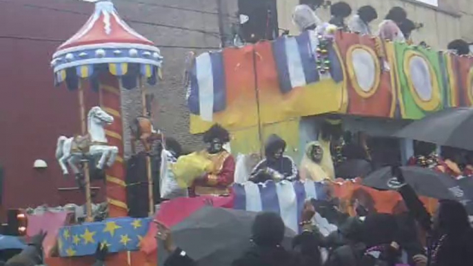 The Dominoes 7 Show Rainy Mardi Gras 2014 at the Zulu Parade part 20