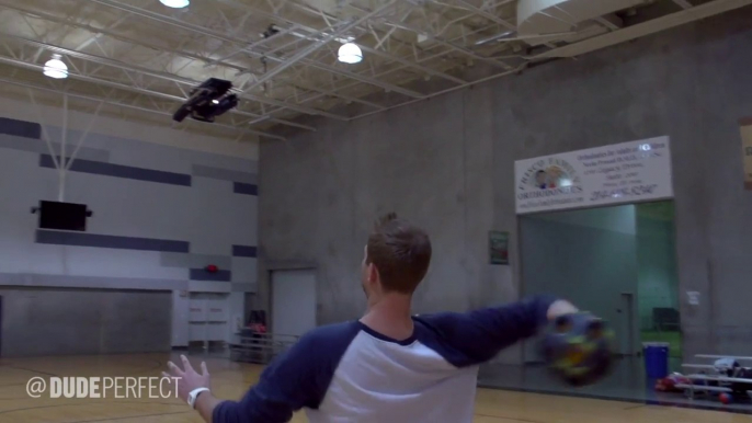 Des Trickshots de malade avec des NERF Balls et des Frisbees!