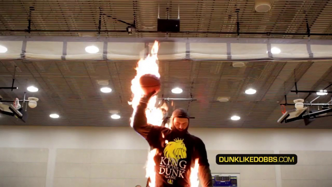 Un Dunk en FEU!! Un homme enflammé et un trickshot de malade en basket-ball!