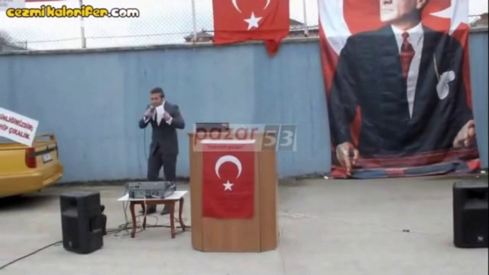 Bağımsız Belediye Başkan Adayı ve Onu Dinlemeye Gelen Müthiş Kalabalık