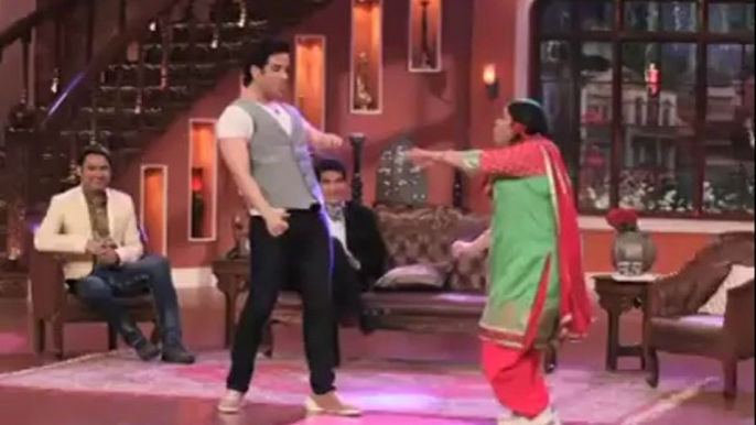 Jeetendra, Tusshar on Comedy Nights With Kapil - IANS India Videos