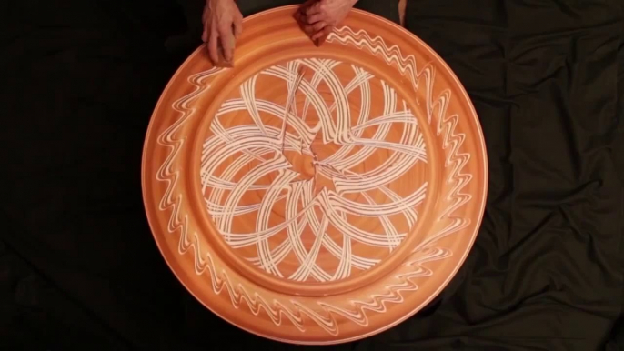 Dessins d'argile sur une roue de poterie qui tourne