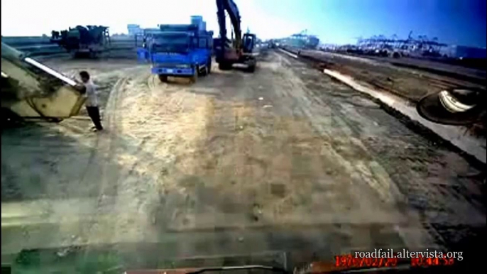 Les pires crashs de camions en asie... Compilation d'accidents!