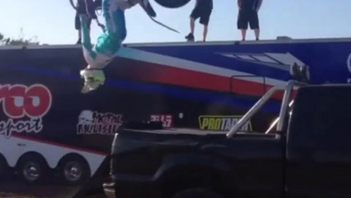 Trick de fou en Moto : Backflip qui atterrit dans un camion!