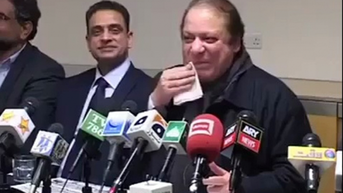 Nawaz Shareef Funny (Naak wala Romaal Moun Per)