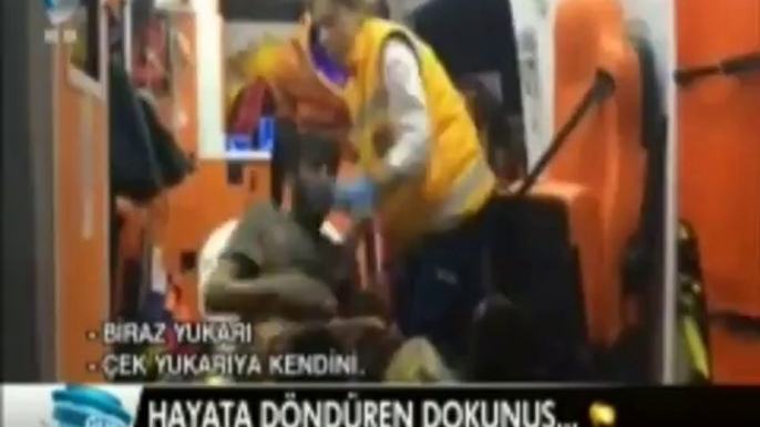 "Çizmeyi çıkarayım, sedye kirlenmesin"