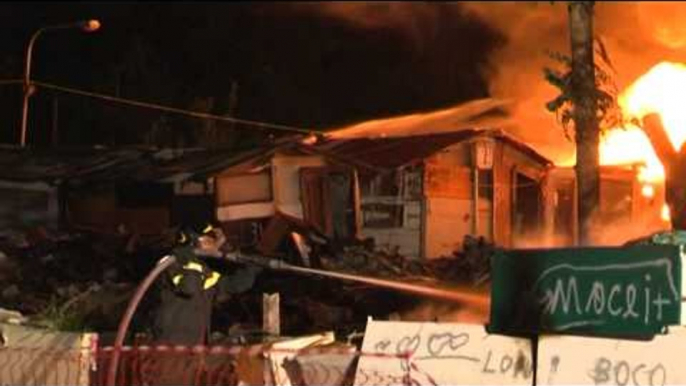 Napoli - Incendio all'ex campo rom di Poggioreale -live- (12.05.14)