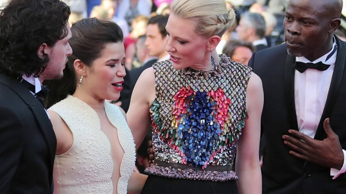 Mann schlüpft unter Kleid von America Ferrera: Eklat in Cannes