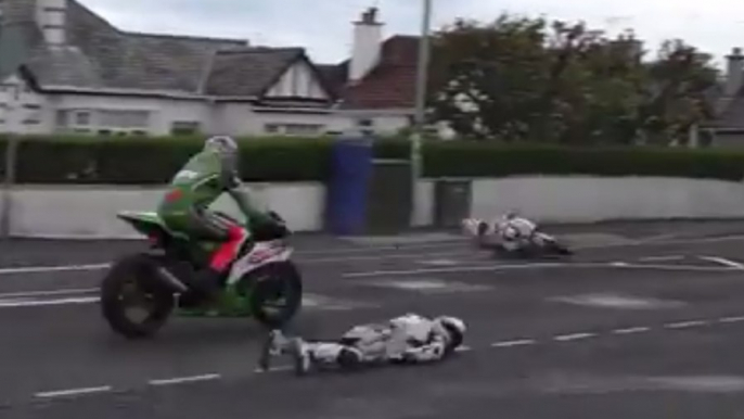 Crash violent de Simon Andrews en Moto