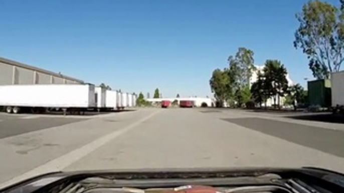 Trick shots en mode Football américain dans une voiture décapotable!