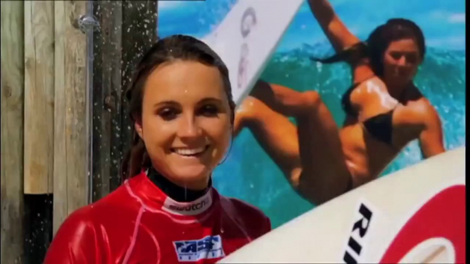 Surfing // Swatch Girls Pro France 2011 - Heat ( EDGEsport )