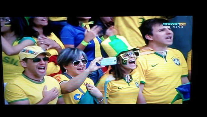 MUNDIAL 2014: Brasileños cantan el Himno Nacional (Brasil x Camerún)