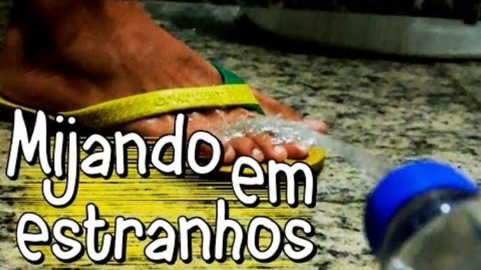 Mijando em estranhos / Pissing on People Prank