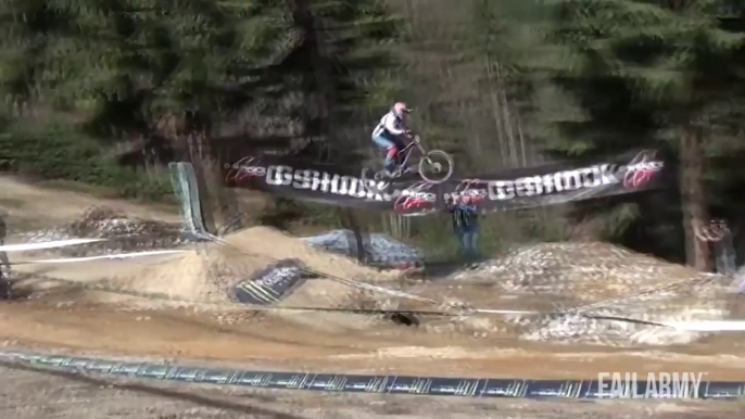 Sport, dumb teens, crazy crash, hilarious falls : the best FAIL compilation ever!