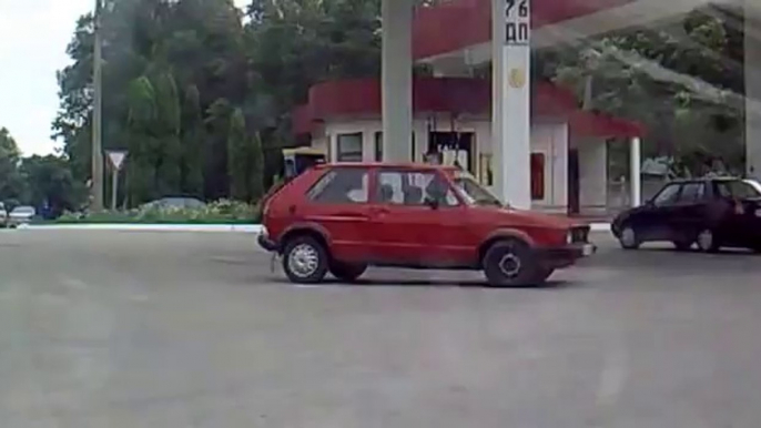 Femme débile essaie de prendre de l'essence! Gros fail à la station essence...