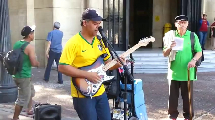 Amazing Dire Strait "Sultans Of Swing" cover by incredible street performer!