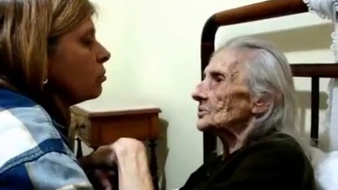 Veja como esta Filha lida com a Mãe que tem Alzheimer. Mãe É Mãe!