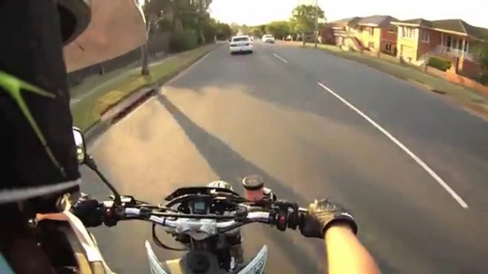 Accident de moto de dingue, le gars fini sur le toit de la voiture après le choc!