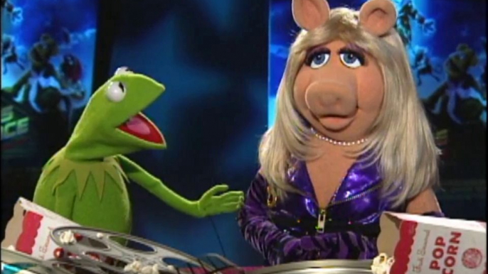 Muppets From Space-Kermit and Miss Piggy Interview