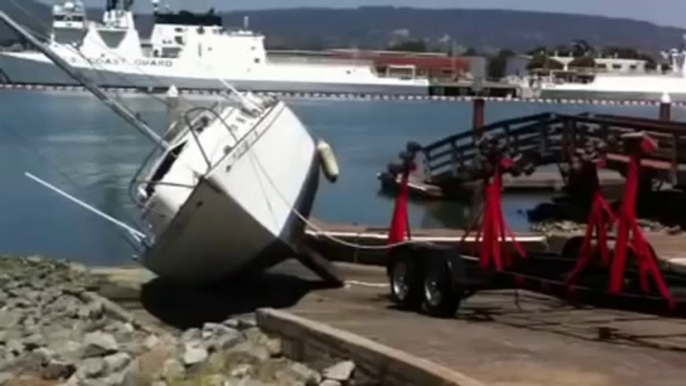 Gros FAIL de marin : sortir son bateau de l'eau et l'éclater sur le sol!