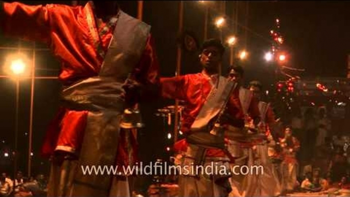 Rituals perform during aarti at Dashashwamedh ghat - Varanasi