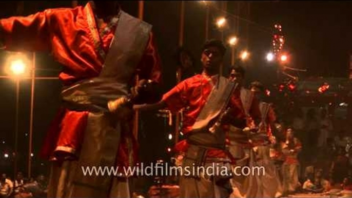 Hindu priests perform Ganga aarti - Varanasi