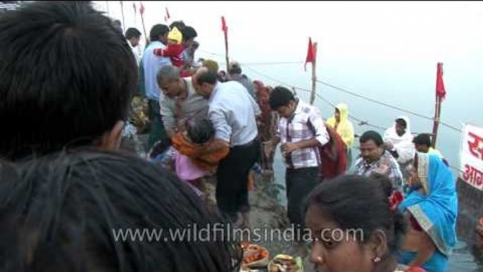 Hindu devotees gather at Yamuna banks to perform Chhath Puja, Delhi