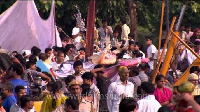 Devotees come in at the polluted Yamuna river bank: Durgothshav