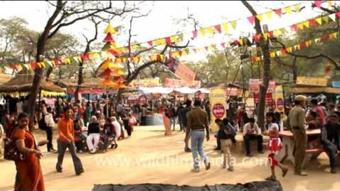 Visitors of Surajkund Mela get tired of roaming...