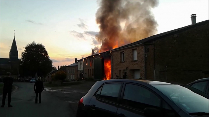 Spectaculaire incendie dans un village des Ardennes