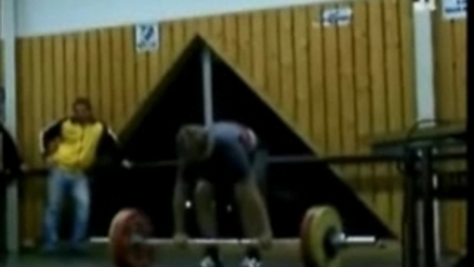 Guy  faints weight lifting