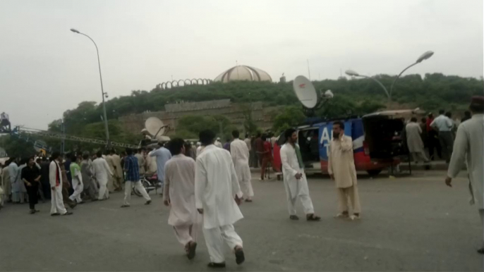 Pakistan Tehreek-e-Insaf ka workers ka josh in zero point islamabad most watch[15 august 2014 ]time 4:00 pm] (3)