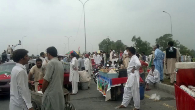 Pakistan Tehreek-e-Insaf k workers ka Josh o jazbast watch[15 august 2014 ]time 4:00 pm] (10)