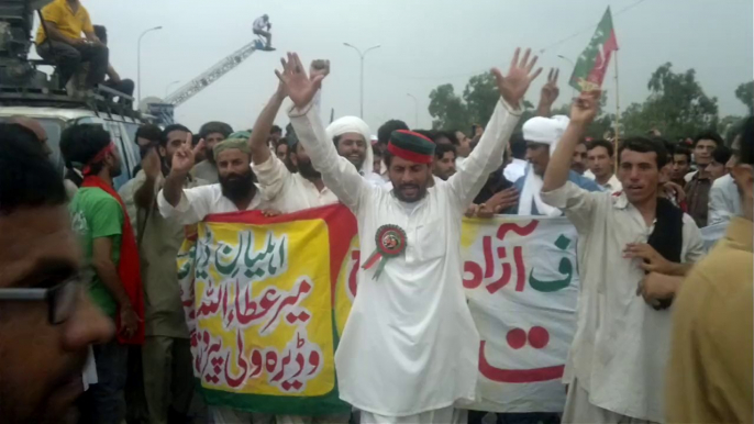 Pakistan Tehreek-e-Insaf ka workers ka Josh o jazbain zero point islamabad most watch[15 august 2014 ]time 4:00 pm] (9)