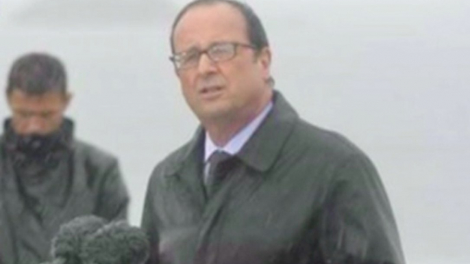 François Hollande sous la pluie à l'Île de Sein - ZAPPING ACTU DU 26/08/2014