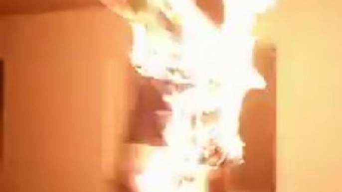 Un ado débile se met en feu : Fire Bucket Challenge