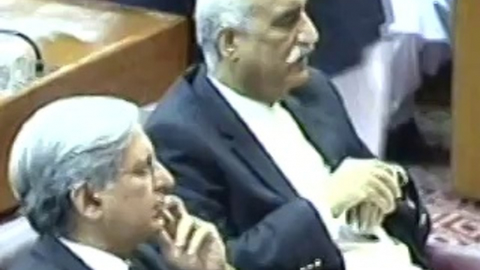 PM Nawaz presents apology to Khursheed, Aitzaz